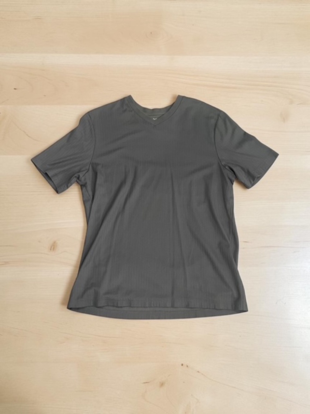 Croft & Barrow Easy Care Men's Gray V-Neck Tee (Large) Polyester & Cotton